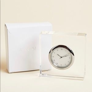 Anna New York Vola lucite clock